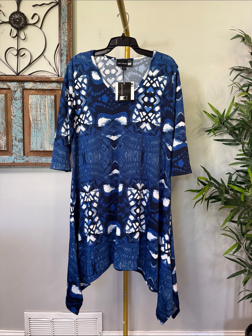 Antthony Blue & White Abstract V-Neck polyester Handkerchief Tunic NWT L